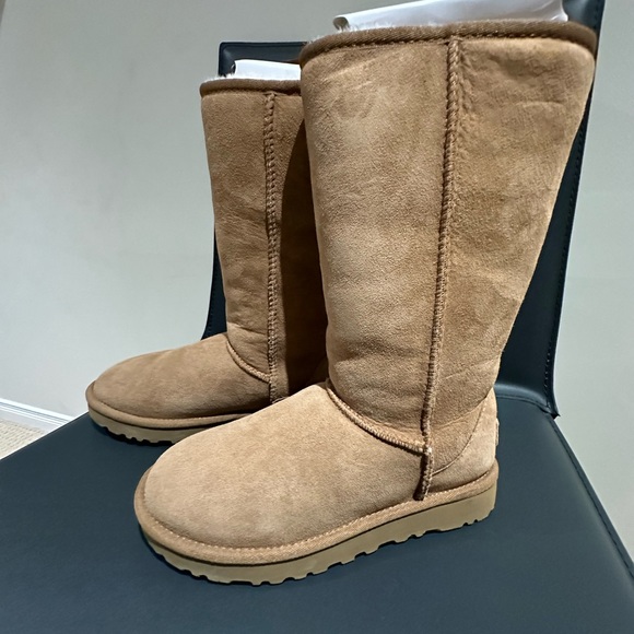 UGG - Junior Classic Tall size 5 US - Picture 5 of 8